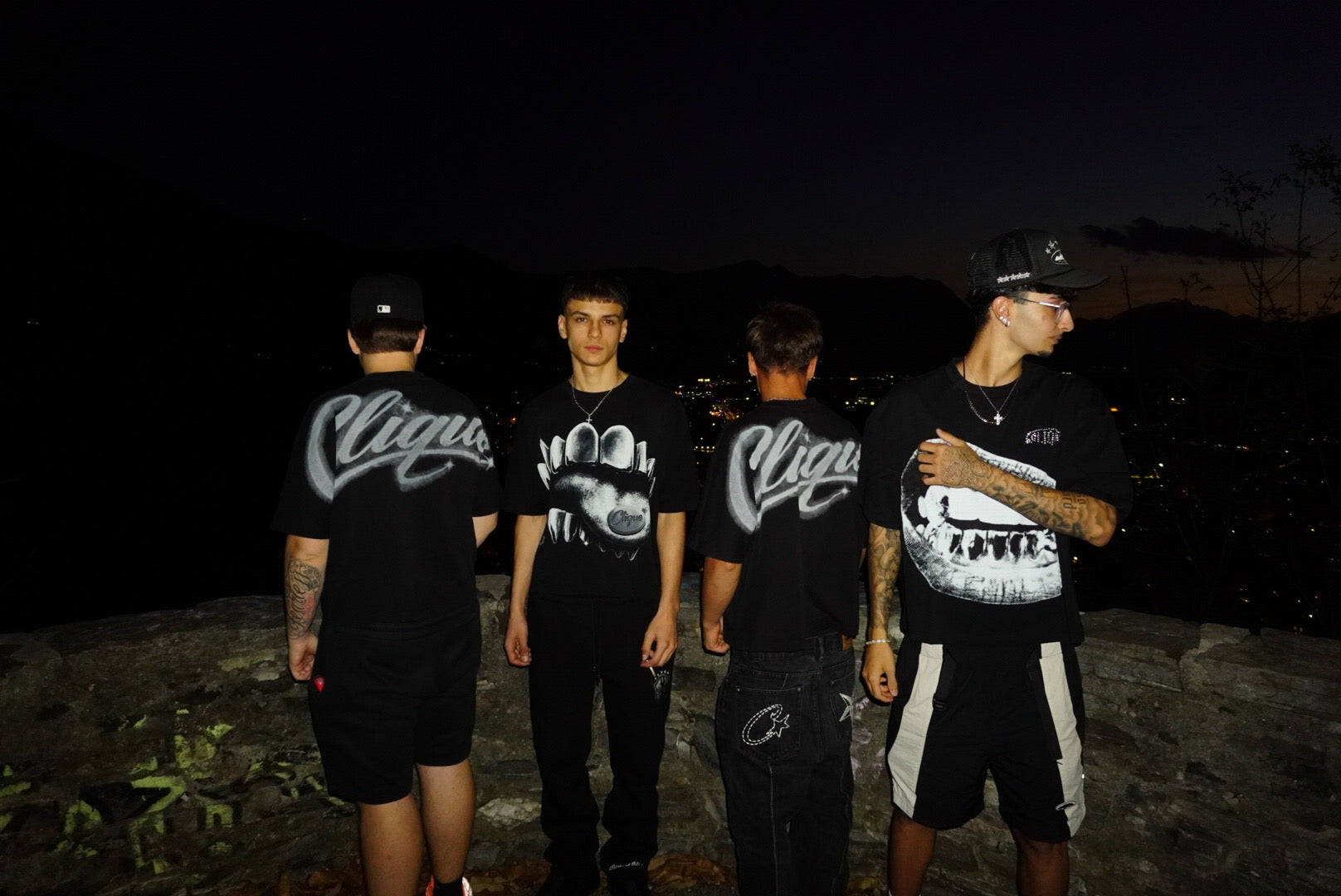 La Clique collection nella campagna notturna